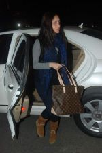 Kareena Kapoor off for a vacation in Airport on 25th Dec 2011 (6).JPG